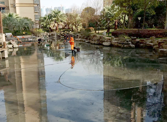 宏伟景观池淤泥清理