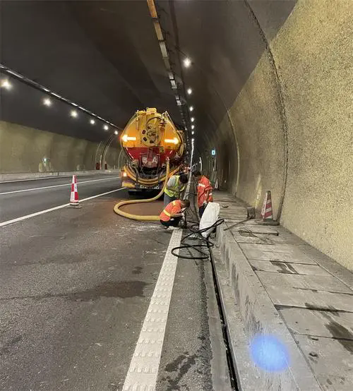 宏伟隧道排水渠清淤